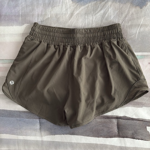 NWOT Lululemon Hotty Hot High Rise Lined Shorts 2.5 - Picture 2 of 5